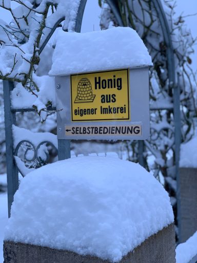 Honigverkaufsstelle alt im Schnee